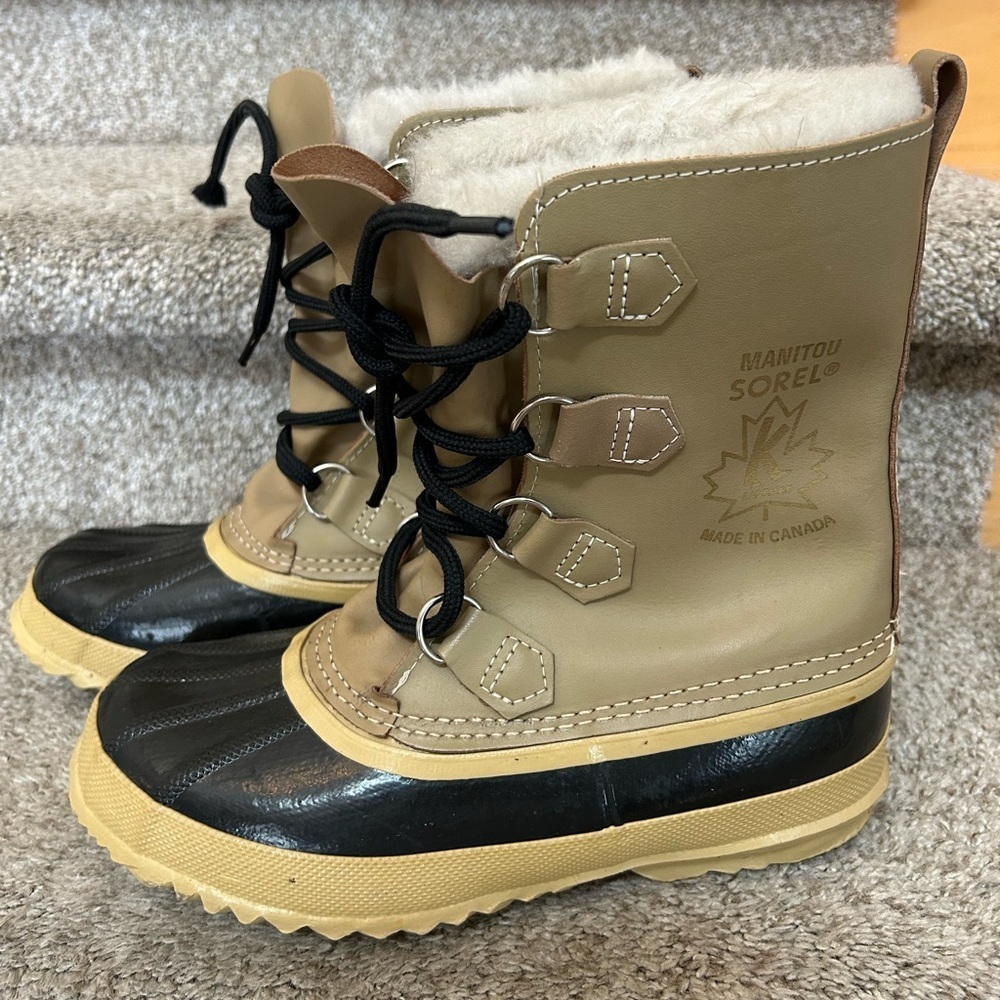 Vintage Sorel Manitou Lace Up Boots. Wool liner with faux fur trim. Y2K. Winter